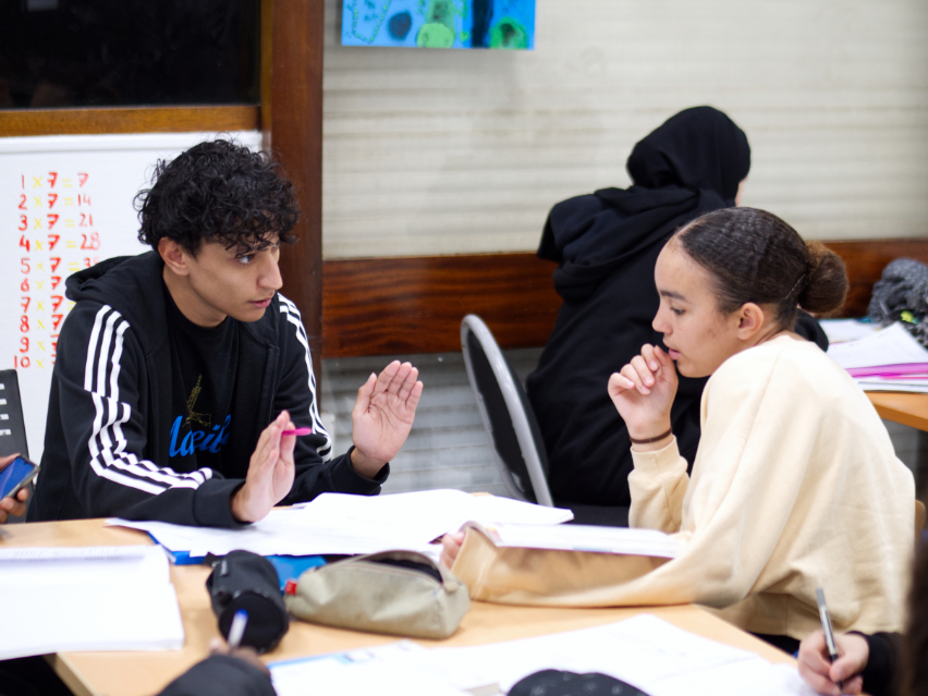 Un bénévole donne un cours de mathématiques à une lycéenne dans les locaux de l'Académie Younus, dans le quartier du Grand parc à Bordeaux.