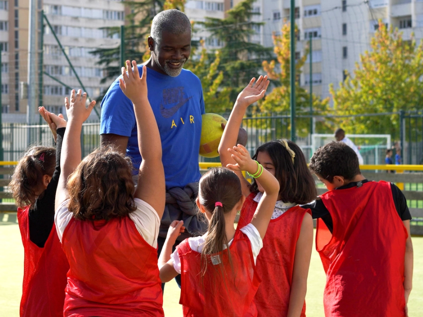 Abdoulaye Ndiaye et des enfants jouent au football au Grand Parc, à Bordeaux.