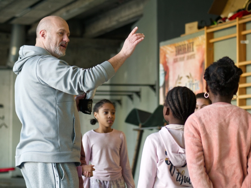 Un éducateur sportif de l'Académie Younus donne un cours de Boxe éducative au Grand Parc, à Bordeaux.