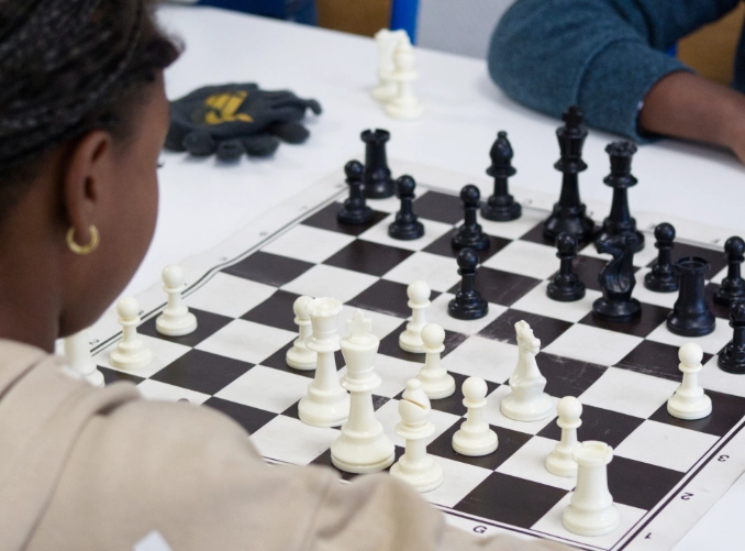 Une fille joue aux échecs à l'Académie Younus, au Grand parc à Bordeaux.
