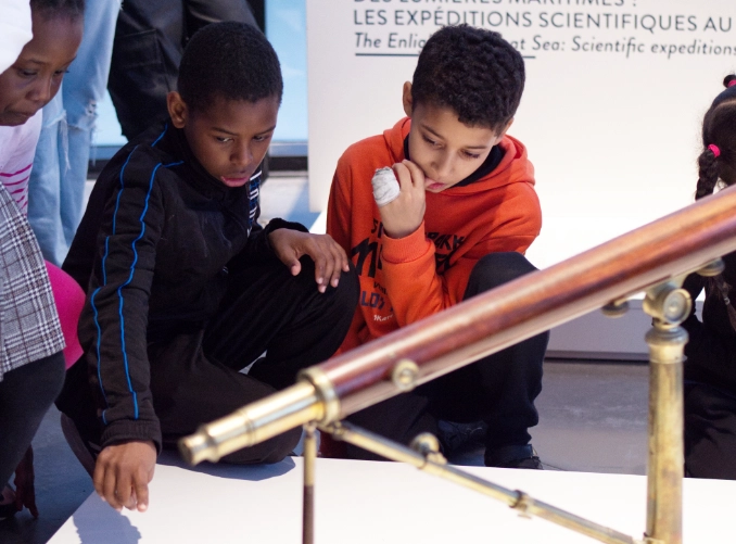 Deux petits garçons de l'Académie Younus visite une exposition au Musée Mer Marine de Bordeaux.