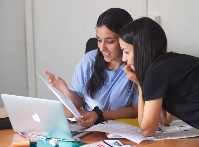 Deux salariées de l'Académie Younus dans leur bureau.