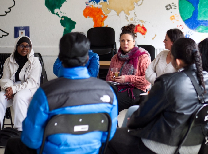 Réunion entre deux salariées de la mission locale et des jeunes de l'Académie Younus dans le quartier du Grand Parc à Bordeaux.